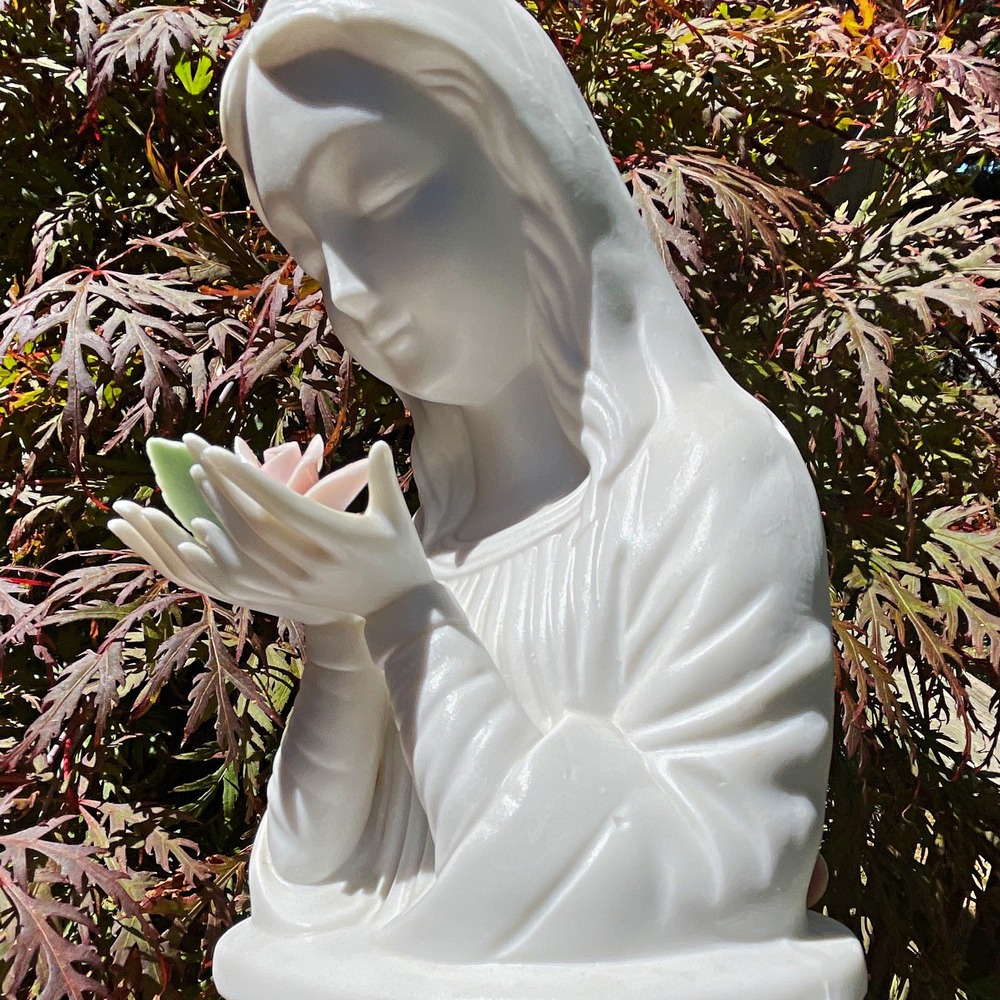 Virgin Mary Madonna Ceramic Figurine Shell 7 inch Pre-owned one small chip